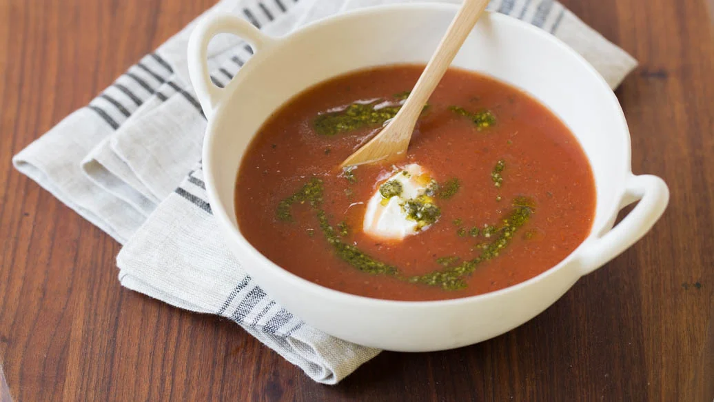 Soupe aux tomates et aux poivrons rouges rôtis