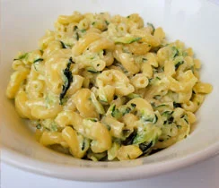 Macaroni au fromage aux courgettes