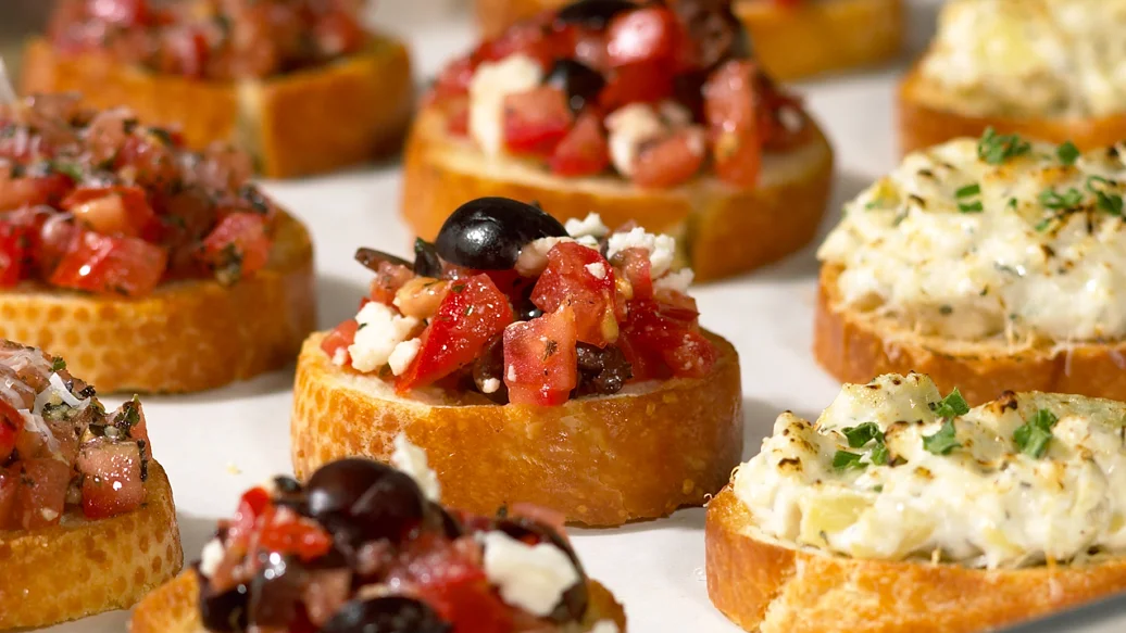 Crostinis de fromage de chèvre, tomates et tapenade