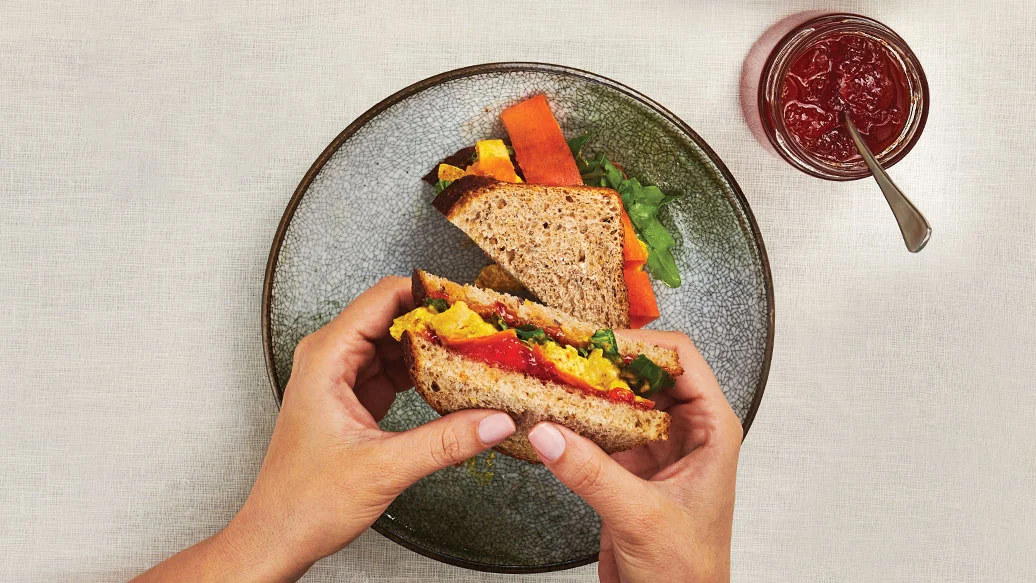 Sandwich aux restes de dinde avec gelée de piments rouges