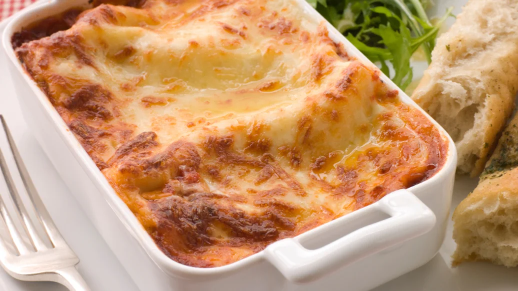 Lasagne Dans Un Plat Allant Au Four Sur La Table