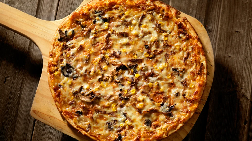 Pizza aux champignons, bifteck et fromage