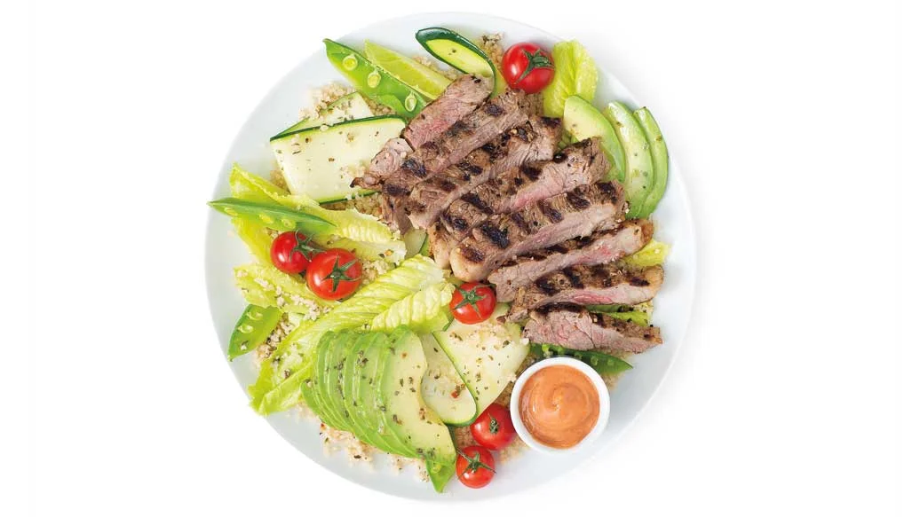 Salade-repas au steak de Montréal