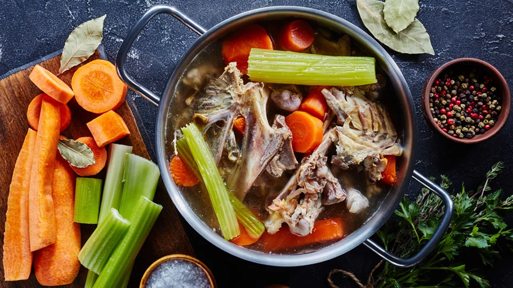 Bouillon d'os de poulet rôti