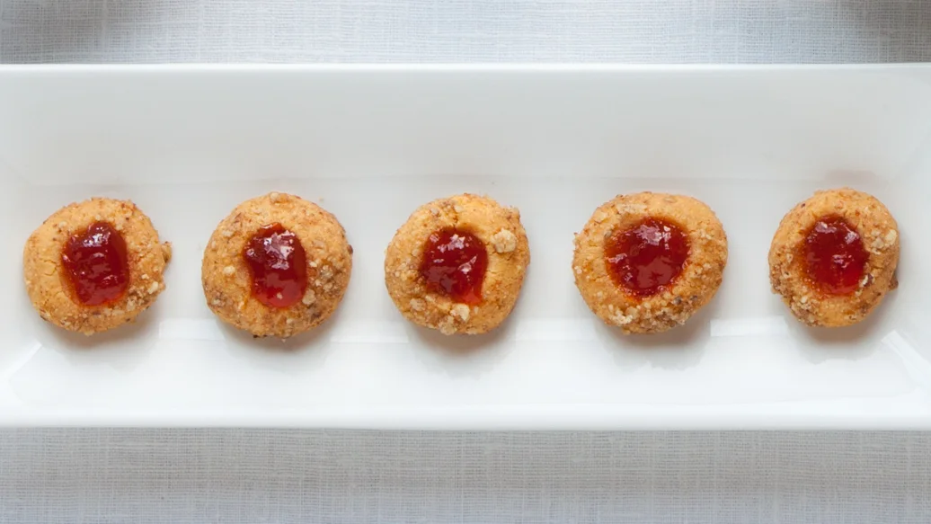 Petits sablés au cheddar et gelée de piments rouges