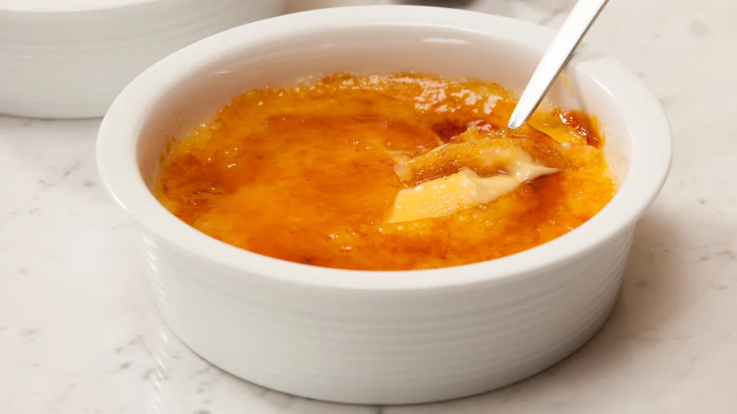 Crème brûlée à la vanille dans son ramequin, Hafner Canada Inc.