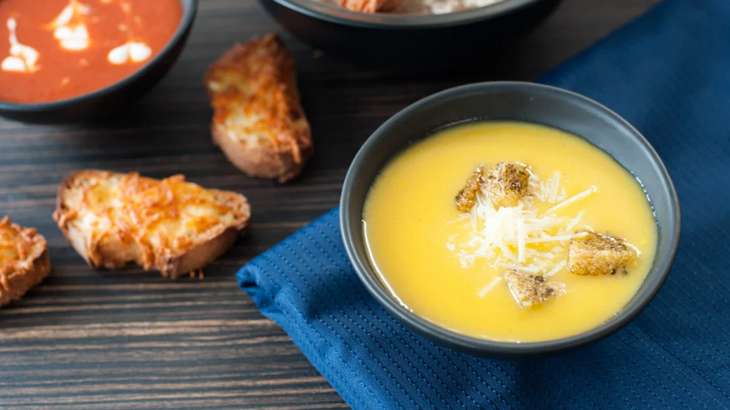 Soupe d’automne à la citrouille avec fromage suisse et croûtons à l’ail