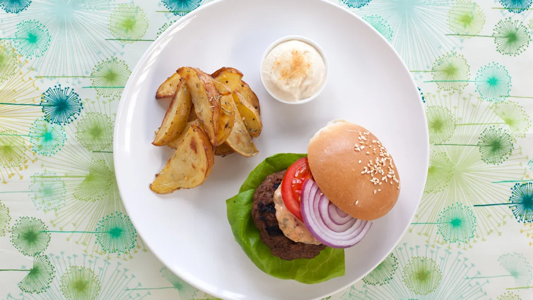 Burgers en quantité avec sauce à burger