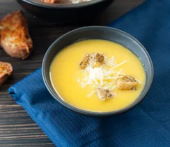 Soupe d’automne à la citrouille avec fromage suisse et croûtons à l’ail