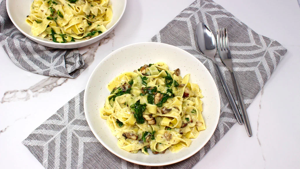 Pâtes pappardelle avec sauce alfredo crémeuse