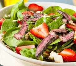 Salade de fraises et d'épinards du steakhouse 