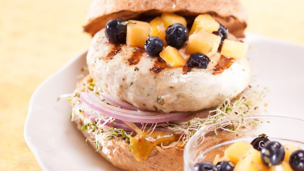 Burgers de poulet avec salsa à la mangue et aux bleuets