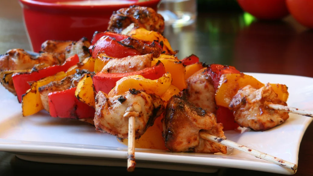 Brochettes au poulet et aux légumes