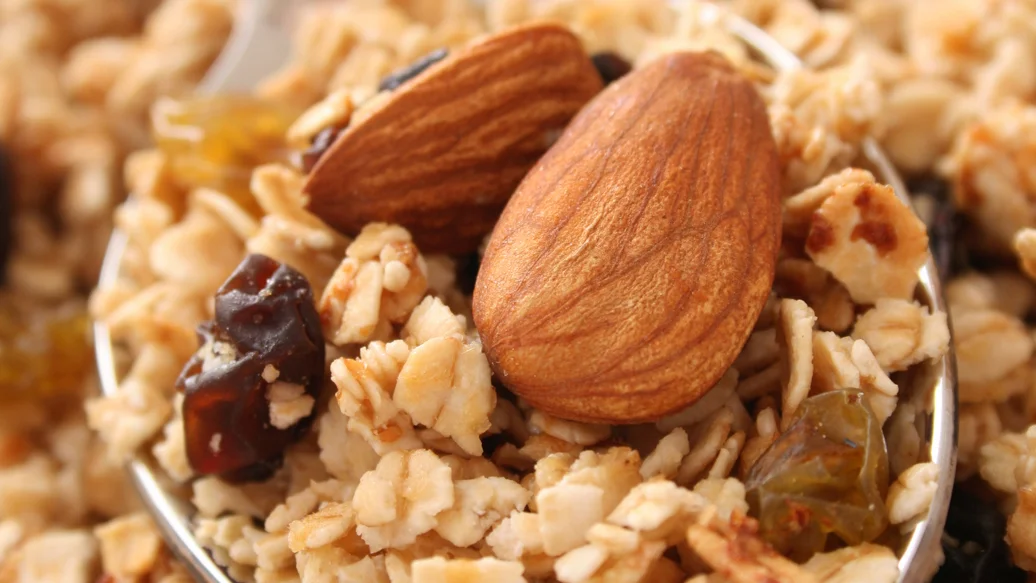 Granola aux fruits, amandes et noix de coco