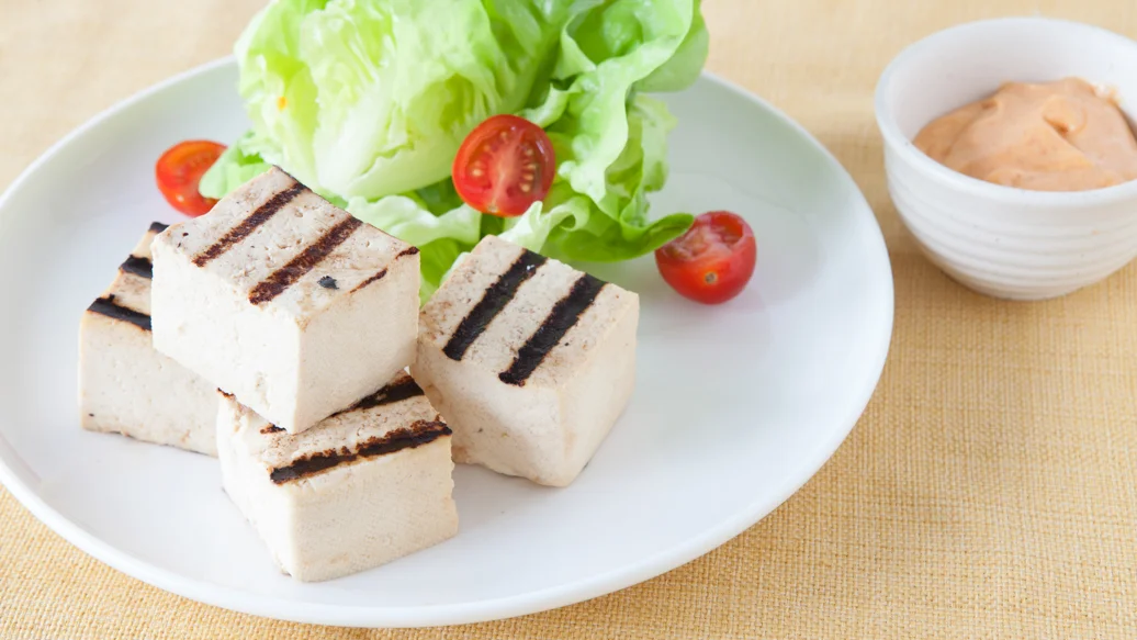 Tofu grillé avec aïoli chipotle