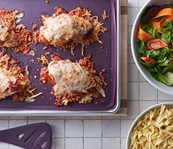 Poulet parmesan sur une plaque