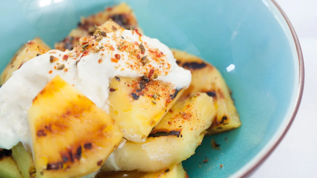 Ananas épicé grillé avec trempette sucrée aux baies d'été