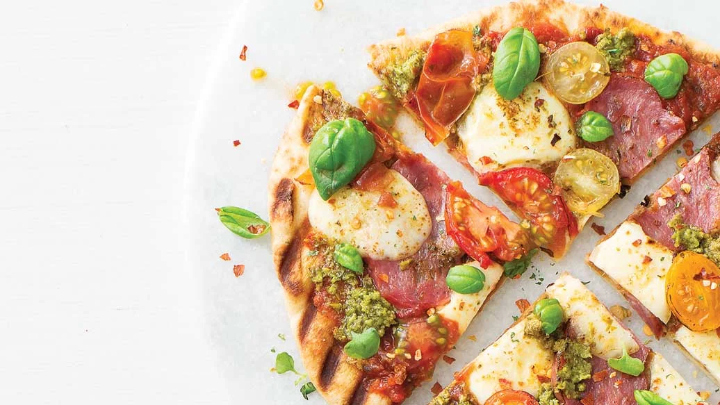 Pizza tomate et salami à la toscane