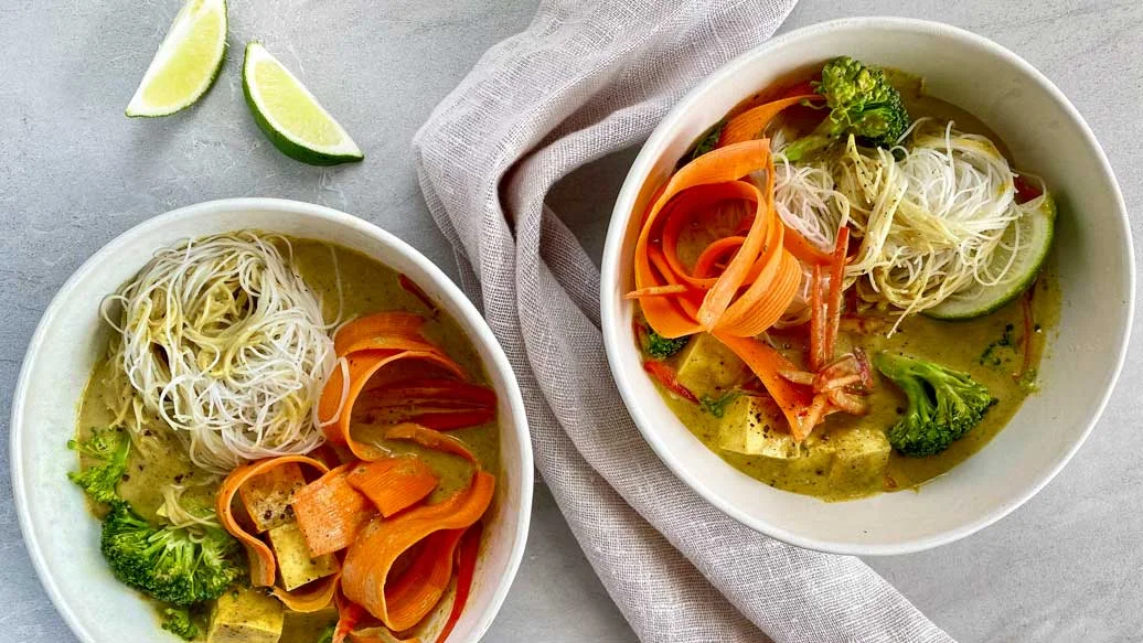 Nouilles au tofu, au cari et à la noix de coco
