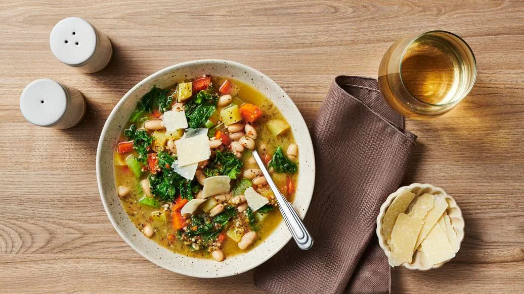 Soupe aux haricots blancs et au chou frisé Parmesan et pesto