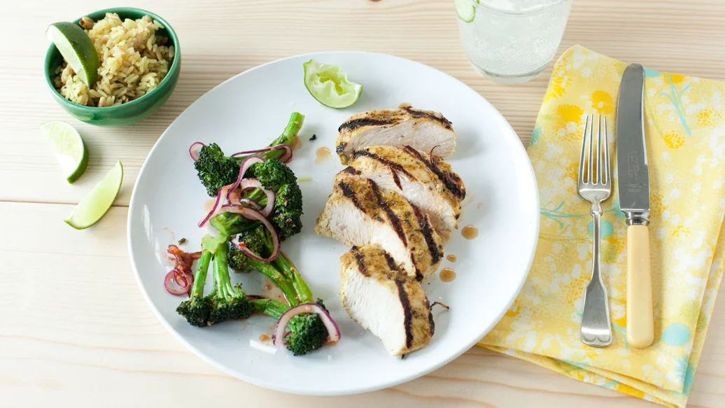 Poulet grillé et tendre au cari et à la mangue