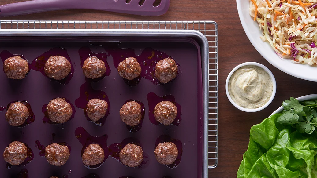 Boulettes de viande asiatiques faciles sur une plaque