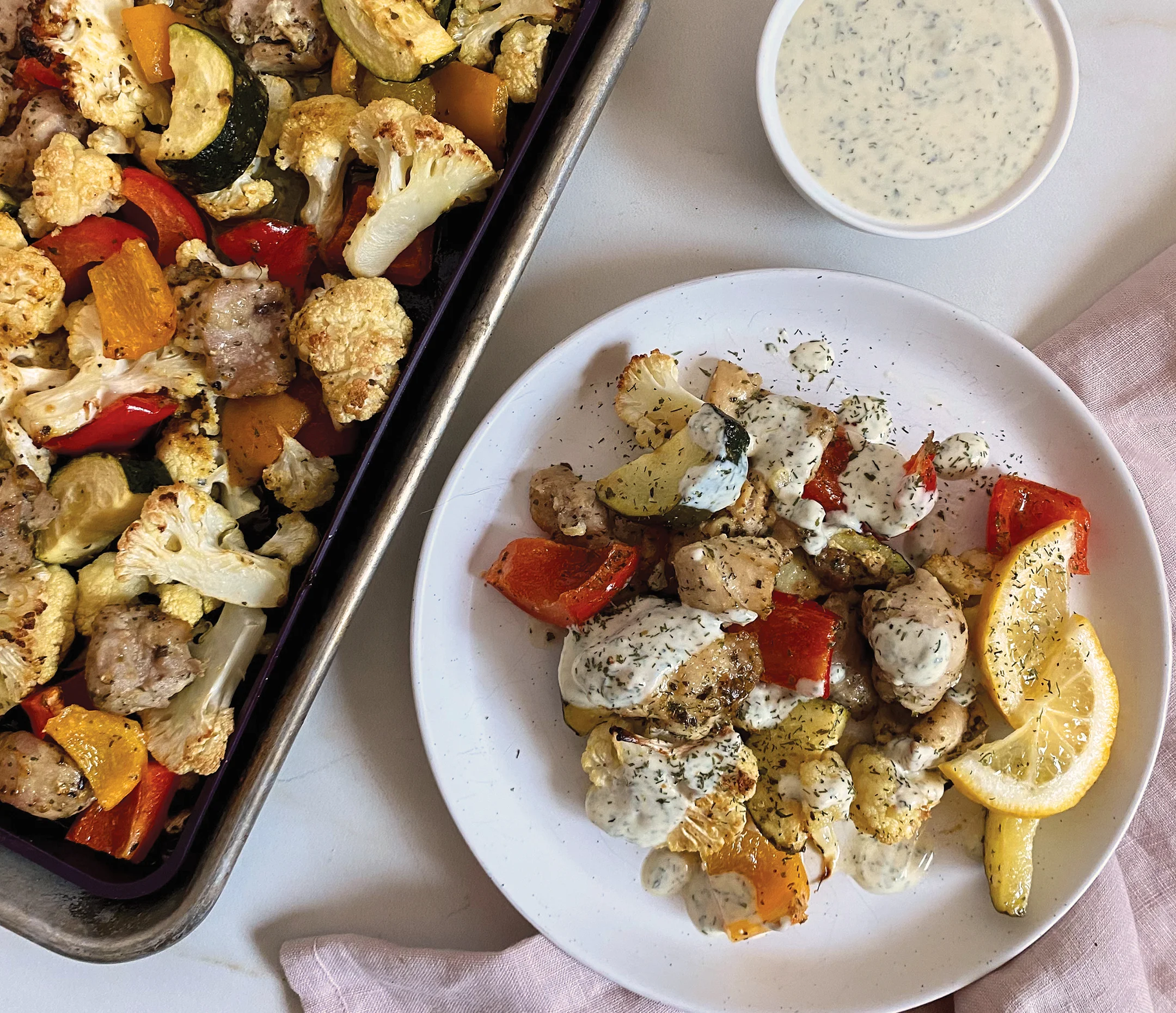 Poulet au citron sur une plaque avec tzatziki