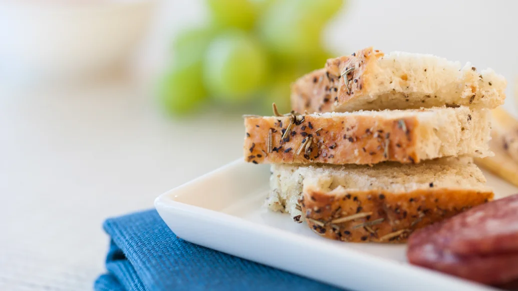 Pain focaccia et assiette de charcuterie