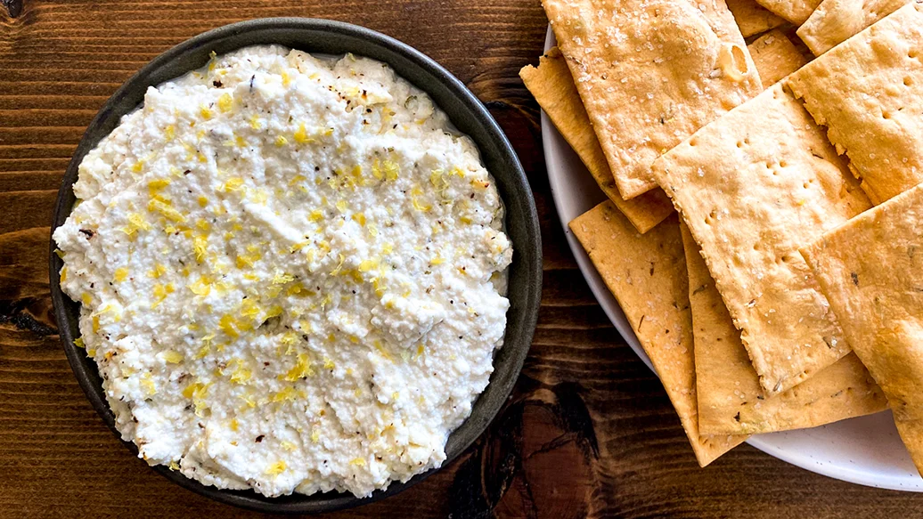 Ricotta au citron et à l'ail cuit au four 