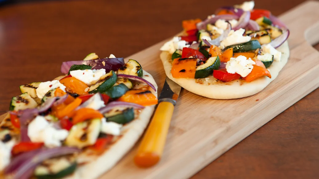 Pizza aux légumes d’été grillés sur pain naan