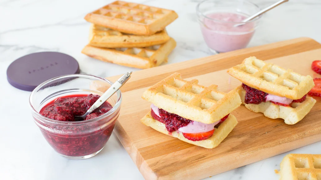 Sandwich de gaufres à la confiture et aux fruits