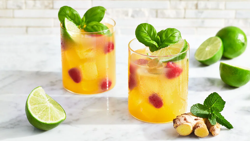 Deux Verres Avec De La Limonade Et Des Ingrédients. Gingembre