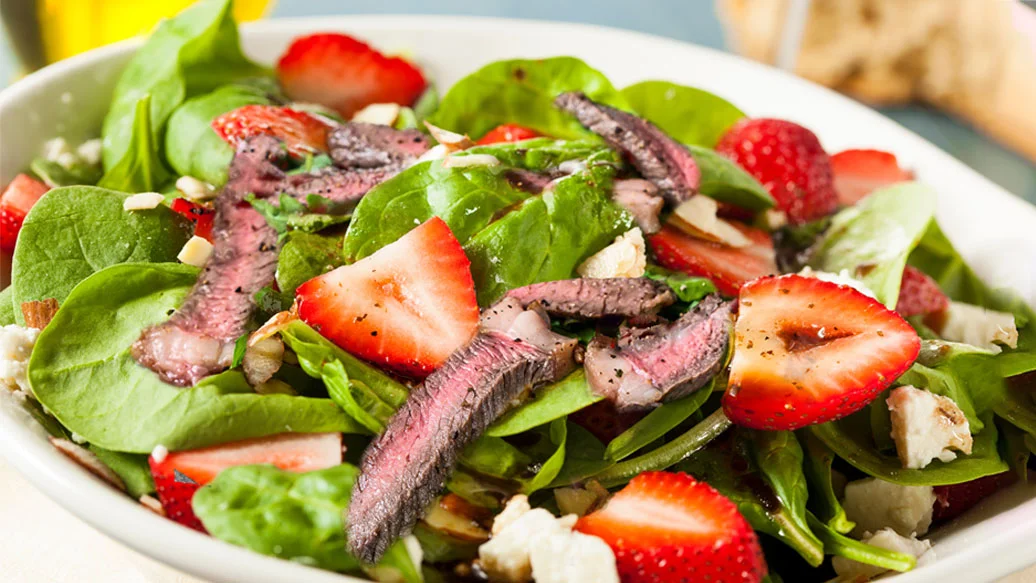 Salade de fraises et d'épinards du steakhouse 