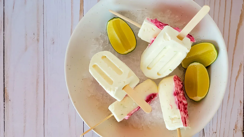 Gâteaux-sucettes au fromage, à la framboise et à la lime